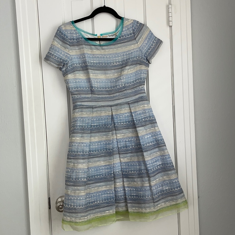 Brand: Elie Tahari Size: 6 Color: Multicolored, blues, white and green